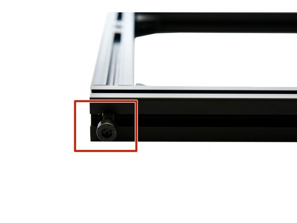 Stecken Sie nun je 2x M8x40mm Zylinderkopfschrauben in das vordere und hintere x-Aluprofil. Ziehen Sie die Schrauben leicht an.