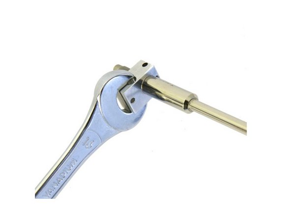 Greifen Sie nun den Heizblock mit einem 16er Maulschlüssel und halten Sie die Düse mit einem Quergriff-Steckschlüssel fest. Ziehen Sie die Düse an.