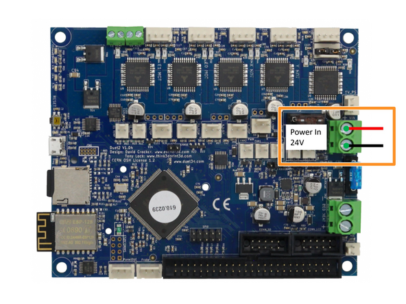 Ziehen Sie die Netzteilkabel ebenfalls von unten durch das Loch in die Duet-Box.
