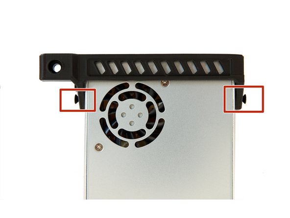Mit 2x M4x10mm Senkkopfschrauben wird die Meanwell-Halterung an der Oberseite des Netzteils montiert.