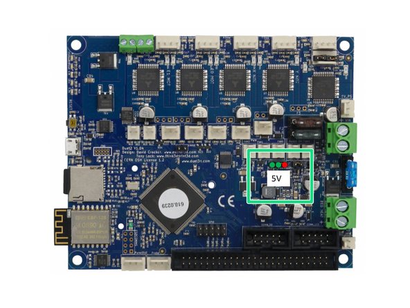 Stellen Sie unbedingt sicher, dass der Jumper für die Spannungsversorgung der Lüfter richtig gesetzt ist. Sie können entweder 24V-Lüfter oder 5V-Lüfter verwenden.