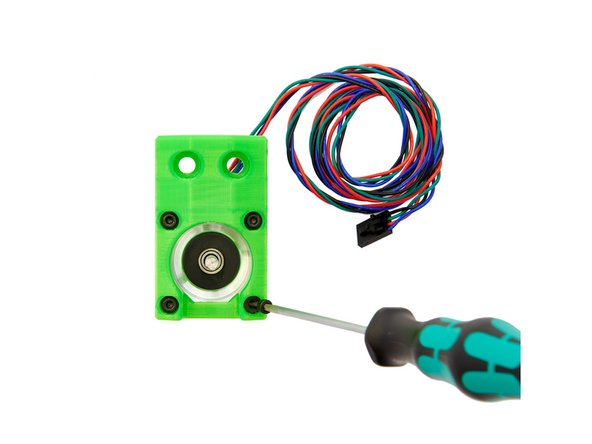 Befestigen Sie anschließend den Motor an der y-Motorhalterung. Nutzen Sie dafür die 4x M3 Unterlegscheiben sowie die 4x M3x10mm Zylinderkopfschrauben.