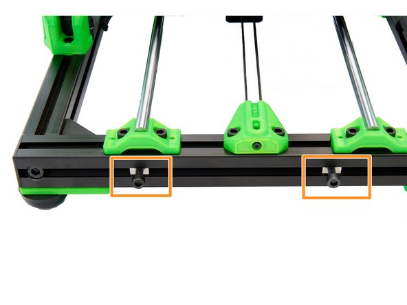 Schrauben Sie die anderen 2x M6x12mm Zylinderkopfschrauben lose in die 2x Nutensteine, die sich im vorderen Schlitz des vorderen x-Profils befinden.