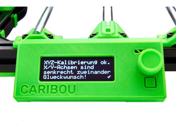 Nach dem Vermessen wird die x-Achse etwas nach oben gefahren. Legen Sie nun Ihr Druckblech auf das Heizbett, um mit der Kalibrierung fortzufahren.