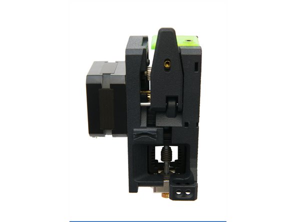 Schrauben Sie unten an der Vorderseite des Extruders eine M3x35mm Zylinderkopfschraube durch den Extruder hindurch.
