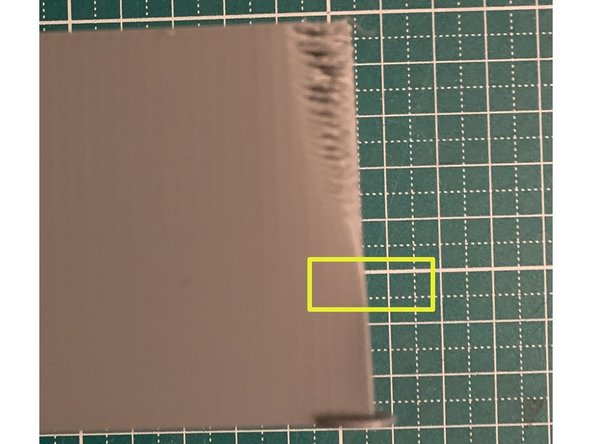 Wir schauen uns die Kanten unseres Testcubes an. Am unteren Ende sind diese zu rund, weiter oben zeigen sich bereits Perforationen. Wir suchen den Bereich, wo die Kante möglichst &quot;scharf&quot; gedruckt wurde.