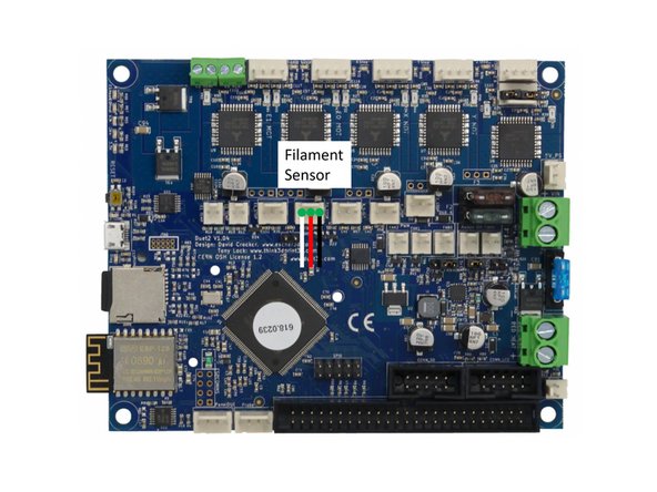 Crimpen Sie die Kabel an einen dreipoligen Molex Steckverbinder.