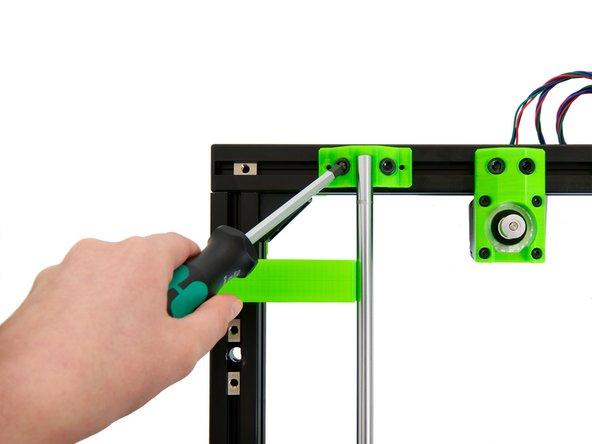 Wenn Sie die Stange korrekt ausgerichtet haben, befestigen Sie die 4x M6x12mm Zylinderkopfschrauben in den y-Stangenhalterungen links vorne und links hinten.