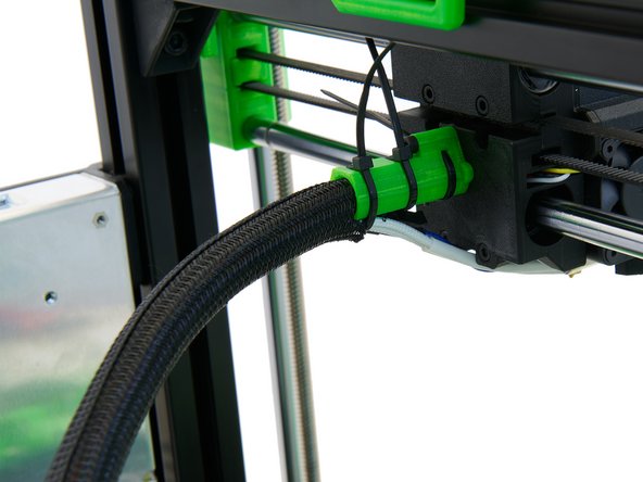 Sichern Sie die Kabel im x-Kabelhalter mit 3x Kabelbindern.