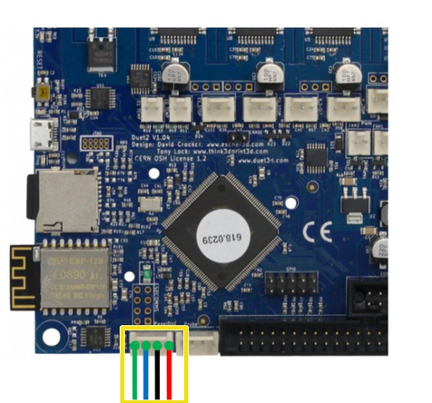 Schließen Sie den y-Motor und die beiden z-Motoren an ihren jeweiligen Anschlüssen an.