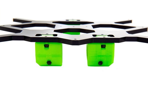 Hierbei müssen Sie auf die Ausrichtung der y-Lagerhalterungen achten, da auf der Seite auf der zwei montiert werden, die abgeflachten Seiten nach außen zeigen müssen (siehe Bild 2).