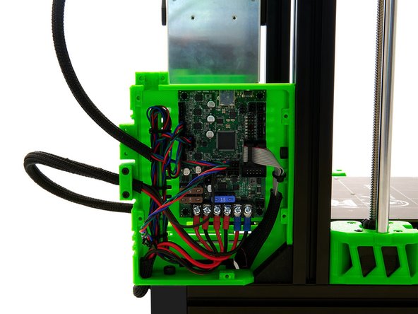 Führen Sie das Motorkabel zur oberen Kabelführung auf der linken Seite der Einsy Box.