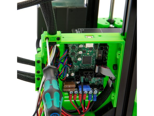 Befestigen Sie den Techflex Schlauch an der Einsy Box mithilfe der Kabel Halterung (gerade) und  2x M3x14mmm Zylinderkopfschrauben.