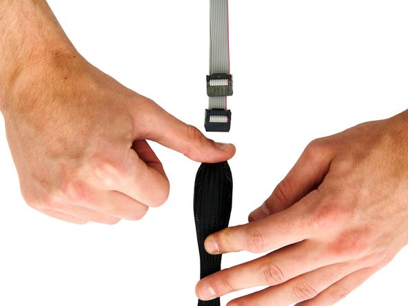 Legen Sie die beiden Kabel flach übereinander, sodass die Stecker direkt hintereinander liegen.