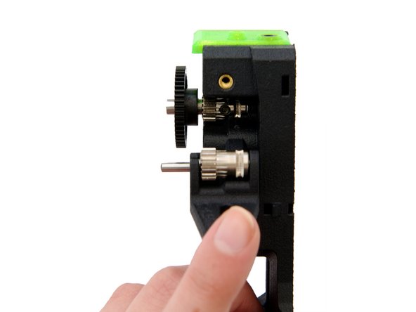 Tighten the screw so that the gear can only move up and down.