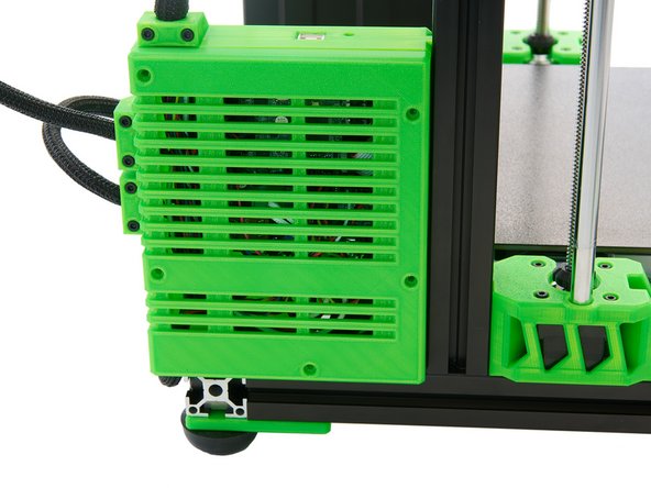 Achten Sie darauf, dass keine Kabel zwischen Deckel und Box eingeklemmt werden.