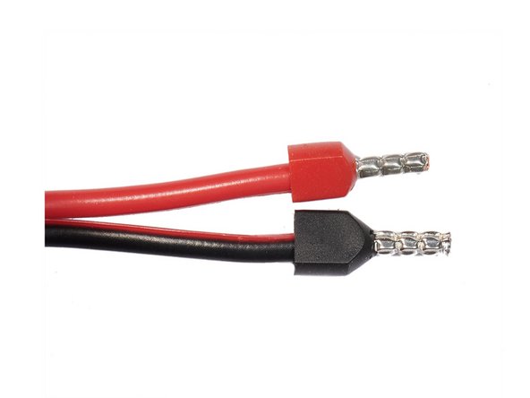 Führen Sie das Kabel in die Aderendhülse bzw. den Kabelschuh, so dass die Adern am Ende etwas überstehen