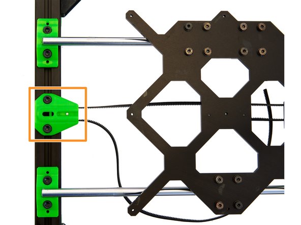 Schieben Sie den  xy-Riemenspanner-Einsatz ganz in den y-Riemenspanner, so dass beide vorne bündig abschließen.