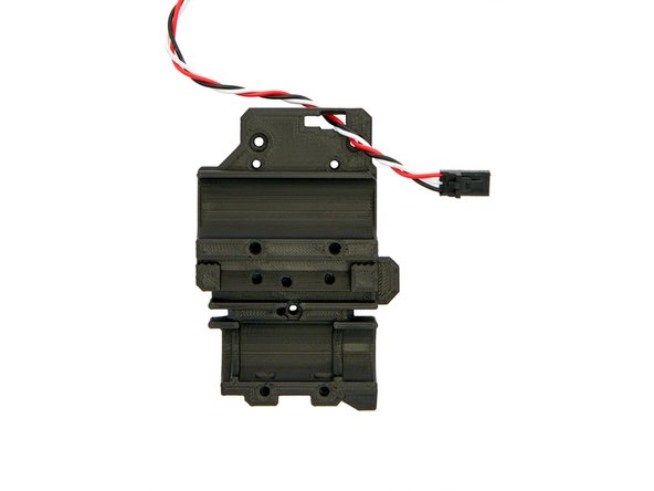 Ziehen Sie das Kabel vollständig hindurch und stecken Sie den Anschluss des Filament Sensor Kabels (wie in Bild 3 gezeigt) in den Schlitz bis er einrastet.