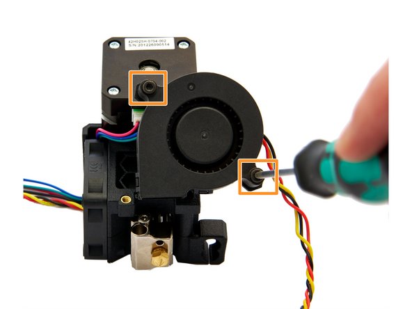 Befestigen Sie den Radial Fan mit 2x Unterlegscheiben  und zwei M3x20mm Zylinderkopfschrauben vorsichtig am Extruder.