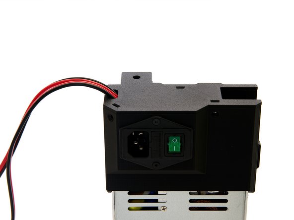 Stecken Sie die Bodenplate auf das Gehäuse des Netzteils.