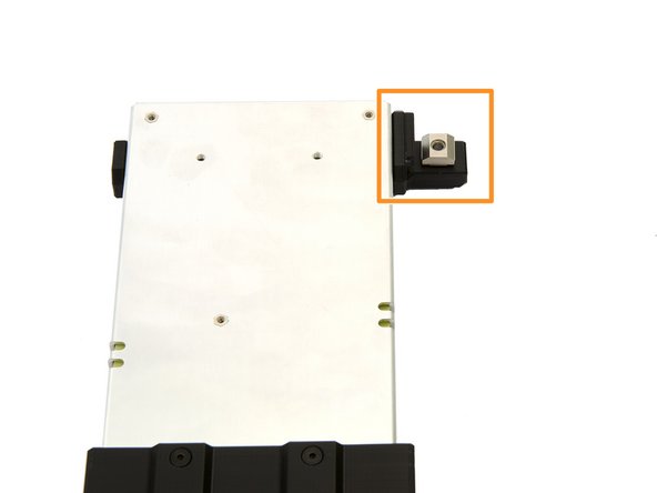 Von außen wird ein Nutenstein lose befestigt.