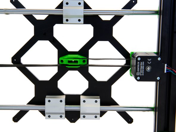 Benutzen Sie einen Schlitzschraubendreher, um den Riemen vorsichtig einzudrücken, da der Riemenhalter bei erhöhtem Druck brechen kann.