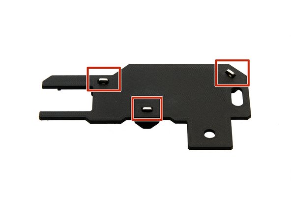 Stecken Sie 3x M3 Vierkantmuttern in den Meanwell-Gehäuseboden.