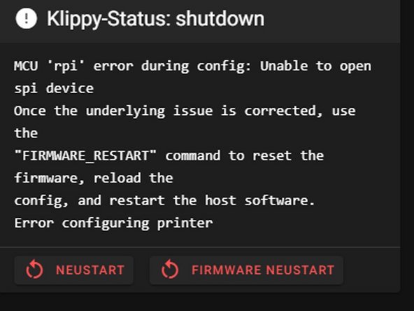 Mitunter kommt die abgebildete Fehlermeldung. Hier liegt dann oft ein Konflikt vor, wenn z.B. Touchscreen- Treiber auf die SPI Schnittstelle zugreifen.  Lösung: Wir öffnen  via sudo nano /boot/config.txt die Bildschirmkonfiguration, setzen vor dtoverlay ein Rautezeichen und speichern ab. Nach einem Reboot sollte der Fehler behoben sein.