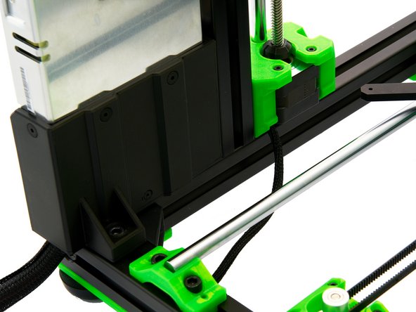 Drücken Sie die Kabel des rechten z-Schrittmotors in den linken Schlitz des rechten y-Aluprofils und decken Sie das Kabel mit der Nutabdeckung ab.