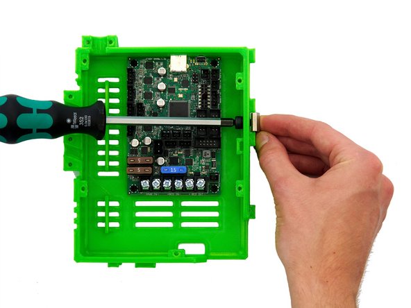 Durch die Einsy Box wird eine M6x12mm Zylinderkopfschraube gesteckt und von außen mit einem Nutenstein lose befestigt.