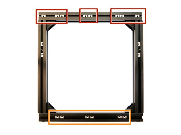 Setzen Sie 8x Nutensteine in den oberen Schlitz des hinteren x-Aluprofils ein.