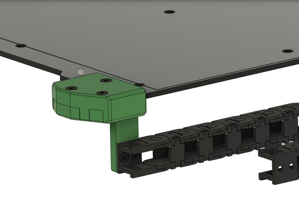 Sichern Sie die Kette an der Unterseite der Heizbettabdeckung mit 2x M3x8mm Senkkopfschrauben.
