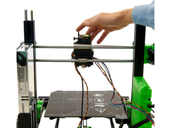 Move the x-axis to the upper third of the z-axis and push the two bushings on the x-axis to its center.