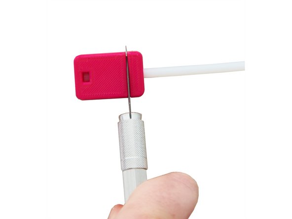 Ob der PTFE Schlauch richtig sitzt, können Sie in dem Sichtfenster in der Schneidehilfe kontrollieren.