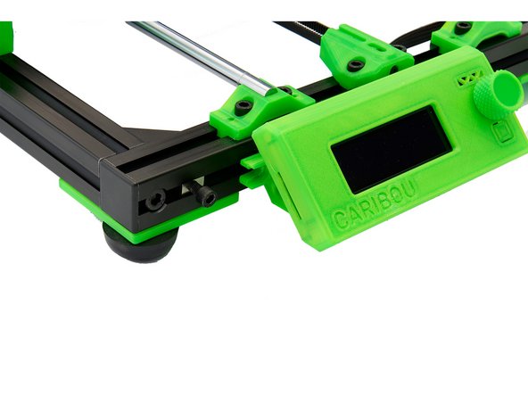 Stecken Sie die Halterungen des Displays zwischen die beiden Nutensteine.