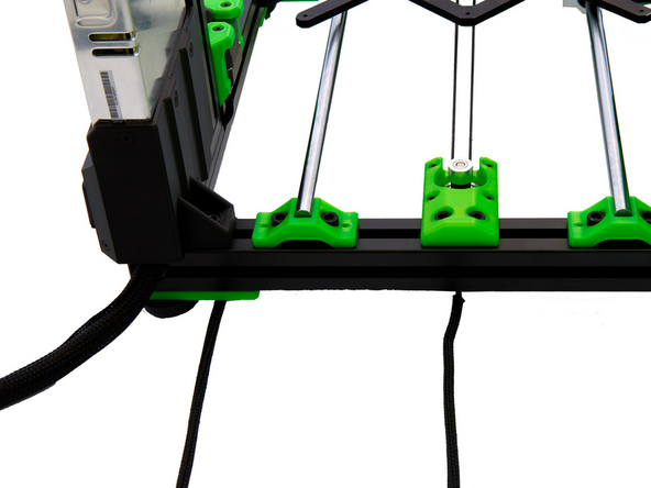 Ziehen Sie das Kabel des rechten z-Motors am L-Winkel vorbei, durch den hinteren Schlitz des hinteren x-Aluprofils, bis hinein in die Duet Box.