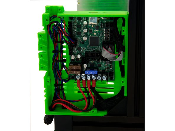 Ziehen Sie drei Motorkabel zur linken Seite der Einsy Box und befestigen Sie diese mit Kabelbindern an der Kabelhalterung.