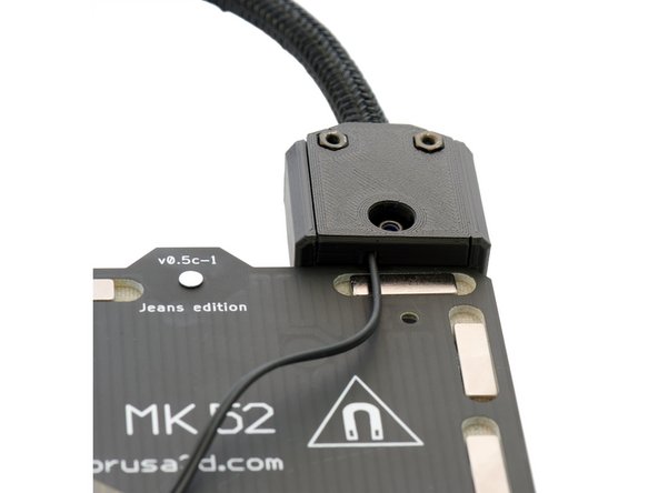 Befestigen Sie nun die untere Heizbettabdeckung mit 2x M3x16mm Senkkopfschrauben .