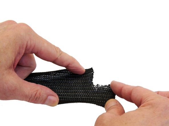 Schneiden Sie auf einer Seite, etwa 5cm vor dem Ende des Techflex Schlauchs, ein etwa 3x2cm großes Rechteck aus.