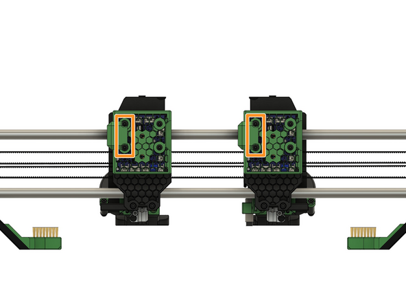 ...jeweils 2x M3x22mm Linsenkopfschrauben an.