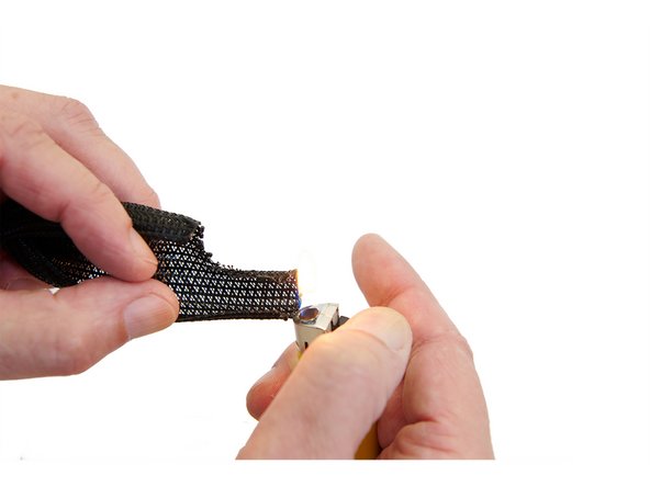 Die beiden Enden des Techflex Schlauchs werden mit einem Feuerzeug kurz erwärmt.