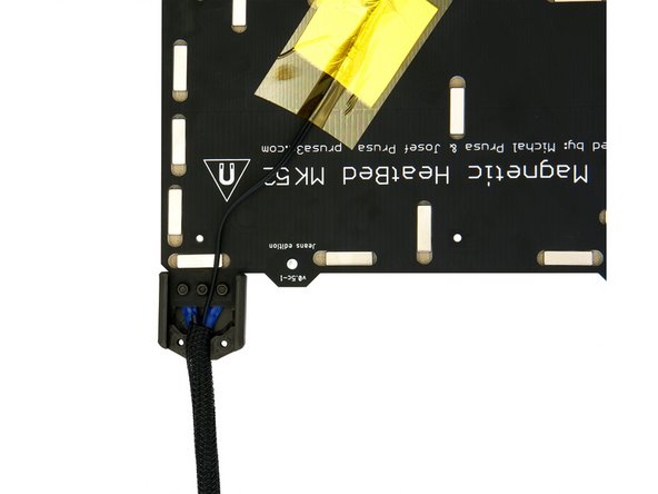 Legen Sie die obere Heizbettabdeckung auf die Kabel am Heizbett und befestigen Sie diese mit einer M3x16mm Senkopfschraube.