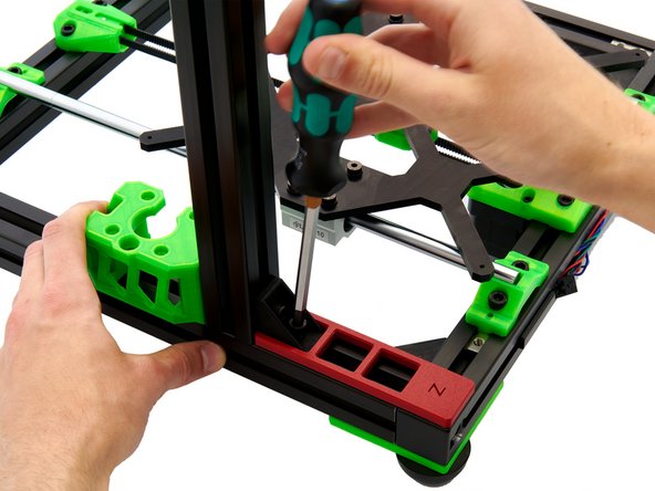 Nehmen Sie 2x M6x12mm Zylinderkopfschrauben und schrauben Sie diese lose in die 2x Nutensteine.