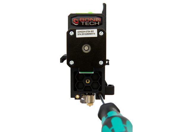 Schrauben Sie unten an der Vorderseite des Extruders eine M3x35mm Zylinderkopfschraube durch den Extruder hindurch.