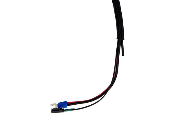 Shorten the Techflex tube to a length of 32cm. Briefly heat the two ends with a lighter.