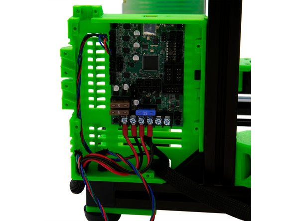 Ziehen Sie drei Motorkabel zur linken Seite der Einsy Box und befestigen Sie diese mit Kabelbindern an der Kabelhalterung.