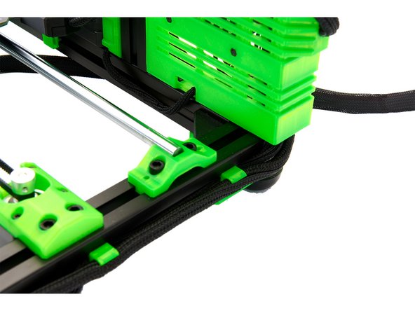 Führen Sie nun das Kabel des linken z-Motors in das Aluprofil.