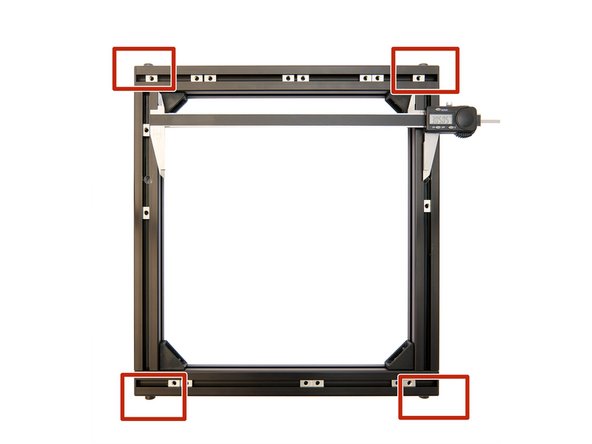 Wenn Sie ihren Rahmen erfolgreich ausgerichtet haben, messen Sie mit einer Schieblehre den Abstand zwischen den beiden y-Profilen.