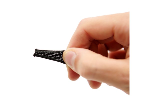 Schneiden Sie von Ihrem Techflex-Schlauch (3,2mm Durchmesser) 15cm und 60cm ab und verstauen Sie die restlichen 25cm für später, da sie diese in Anleitung 12. Verkabelung der Motoren und des Netzteils brauchen werden.